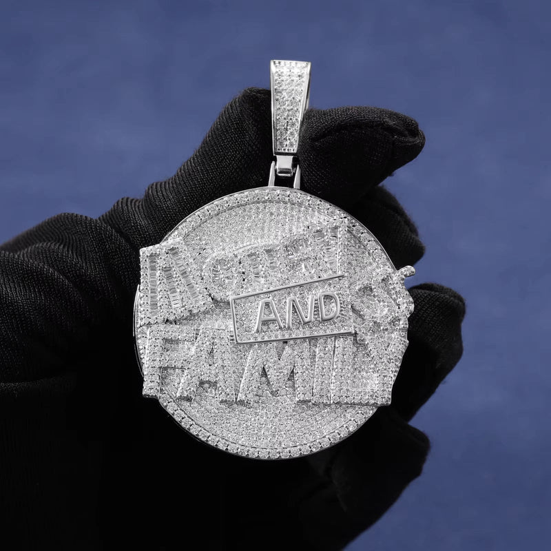 Iced Out Money and Family - baget taşlı yuvarlak madalyon kolye ucu yakın çekim