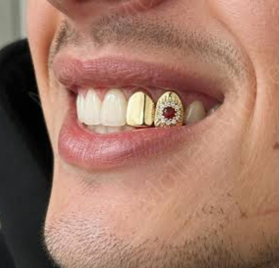 Yakut Halo Çift Diş Grillz gold modelin ağzında - altın kaplama yakut taşlı çift diş grillz kullanım görseli